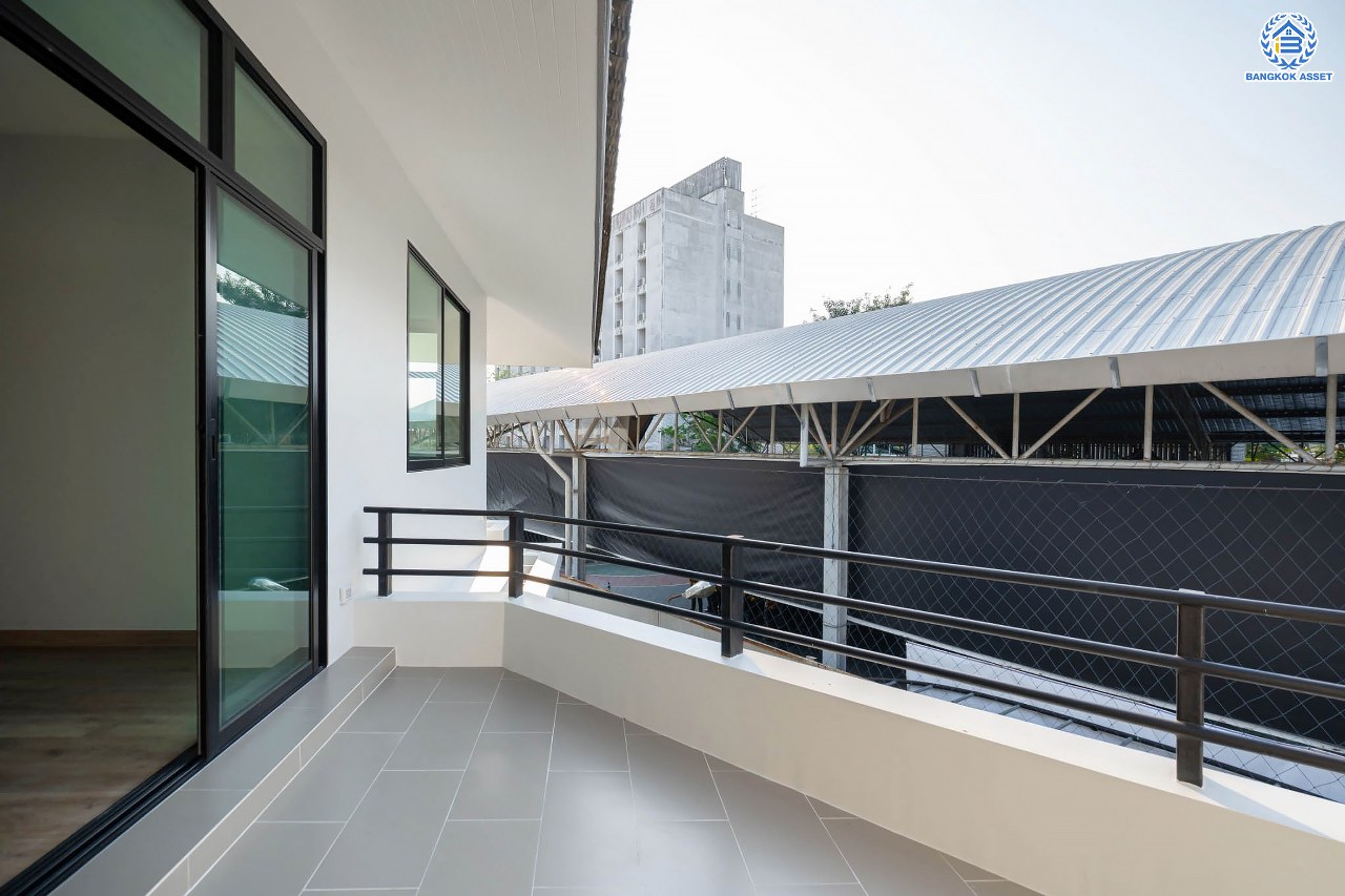 บ้านมือสองตกแต่งใหม่ ดีไซน์สวย โครงการ ลาดพร้าว130 ลาดพร้าว หลังใหญ่ถึง 154 ตร.ว. ฟังก์ชัน 4 ห้องนอน 5 ห้องน้ำ 1 ห้องแม่บ้าน จอดรถได้ 2 คัน พื้นที่ใช้สอยกว่า 589 ตร.ม. รองรับทุกกิจกรรม บนทำเลเชื่อมต่อหลายเส้นทาง อาทิ ถนนรัชดาภิเษก, ถนนเสรีไทย, ถนนรามคำแหง ใกล้จุดขึ้นทางด่วน "ฉลองรัช" ใกล้รถไฟฟ้าสายสีเหลือง "สถานีลาดพร้าว101" และรถไฟฟ้าสายสีส้ม "หัวหมาก"